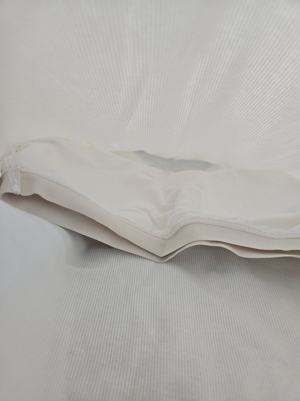 Uniqlo White Sleeveless V-Neck Tank Top With Built In Bra - Picture 7 of 9